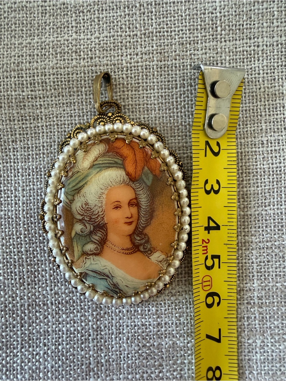 Vintage Portrait Cameo Pendant in Cream & Gold - Picture 2 of 4